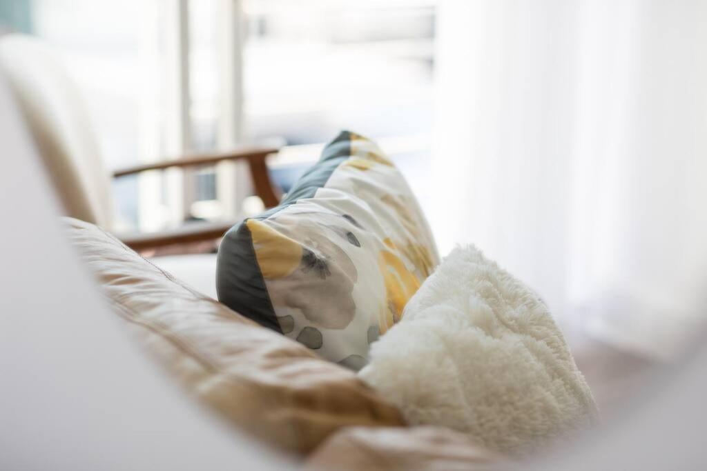 Modern, Trendy And Comfortable 2 Bedroom In *