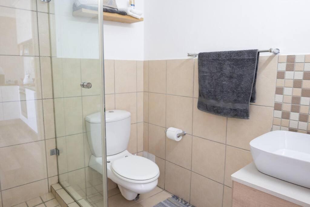 Modern, Trendy And Comfortable 2 Bedroom In Apartment *