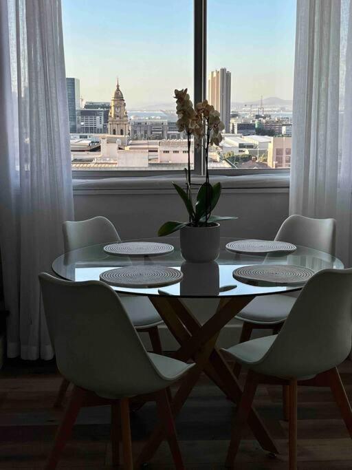Modern, Trendy And Comfortable 2 Bedroom In Cape Town