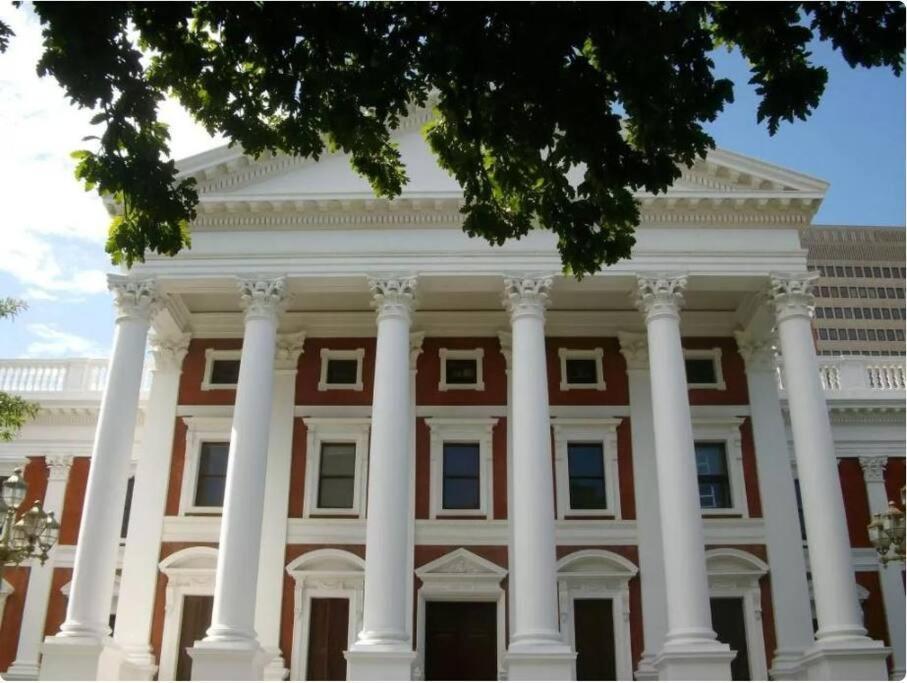 Modern, Trendy And Comfortable 2 Bedroom In Apartment Cape Town