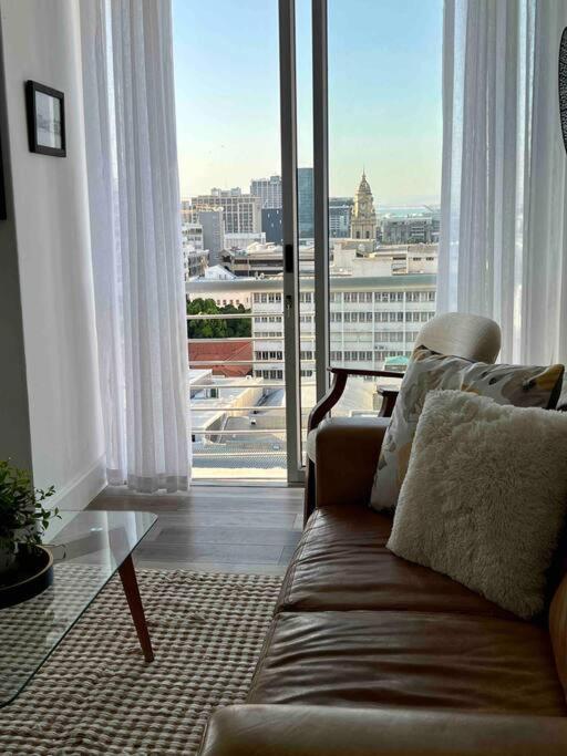 Modern, Trendy And Comfortable 2 Bedroom In Cape Town
