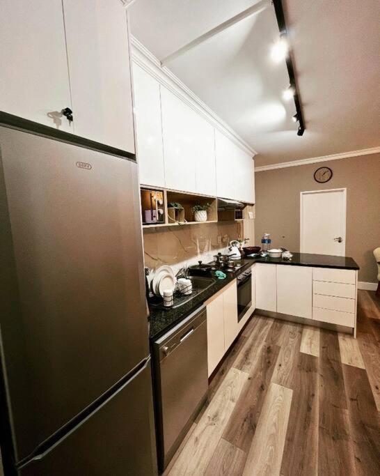 Modern, Trendy And Comfortable 2 Bedroom In Cape Town
